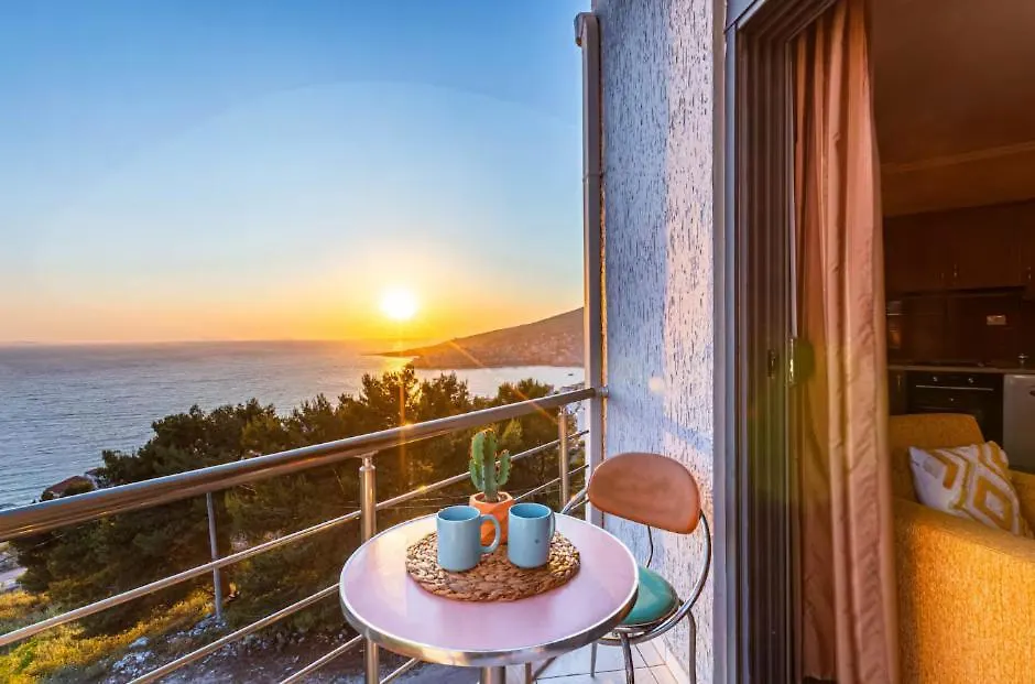 Apartamente Me Pamje Nga Deti, Park location
